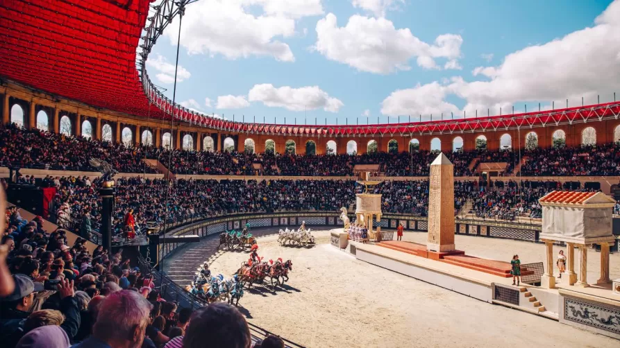Extrait d'une scène du spectacle du Signe du Triomphe au Grand Parc du Puy du Fou