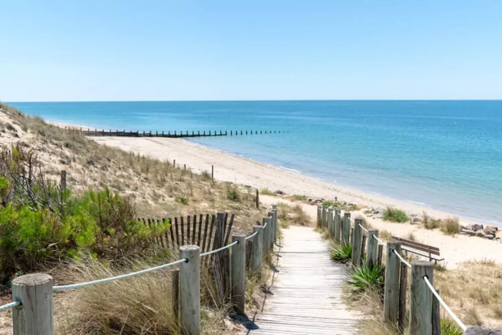 Vue d'une plage vendéenne avec l'océan en arrière-plan accessible depuis un petit chemin