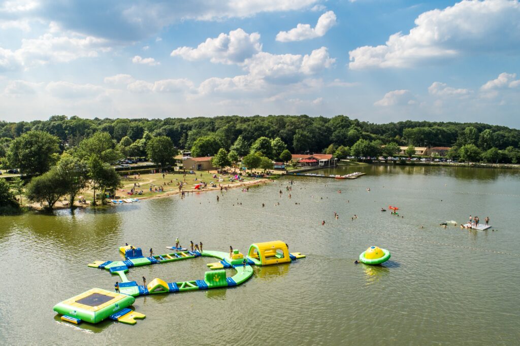 Vue aérienne sur la base de loisirs sur le lac de la Tricherie à Mesnard-la-Barotière en Vendée