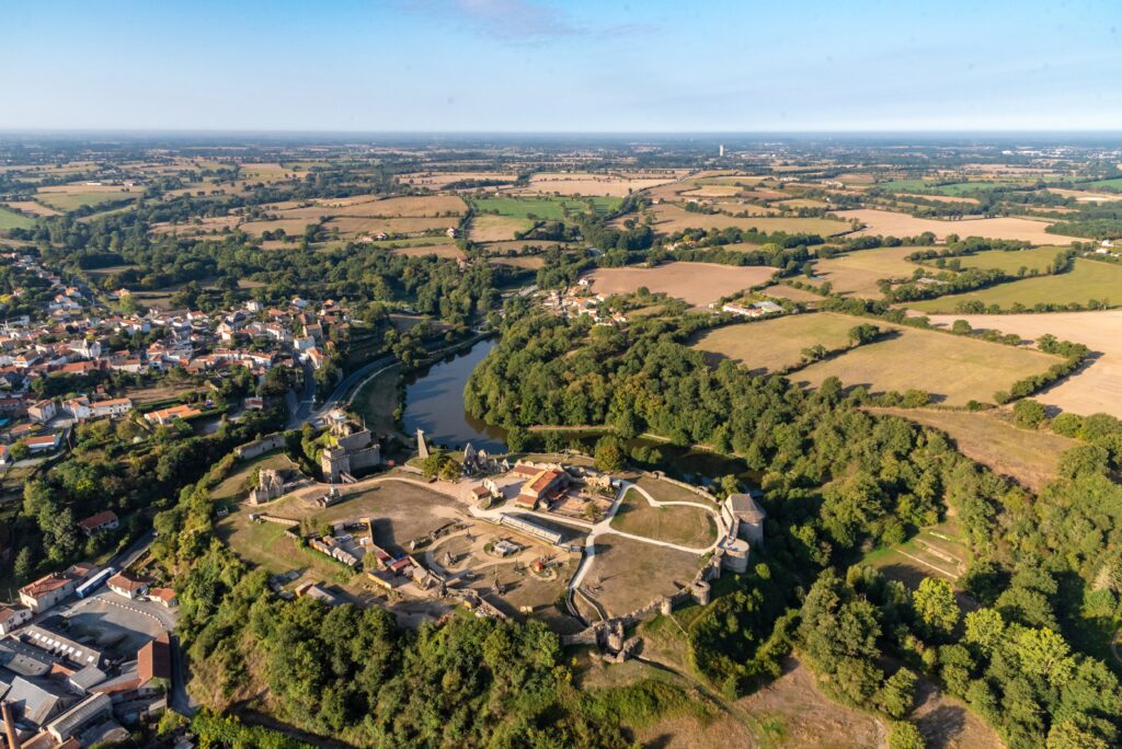 Vue aérienne sur le fameux château de Tiffauges au milieu de la campagne vendéenne