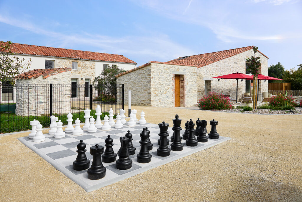 Espace extérieur d'un gîte avec un jeu d'échecs à taille humaine