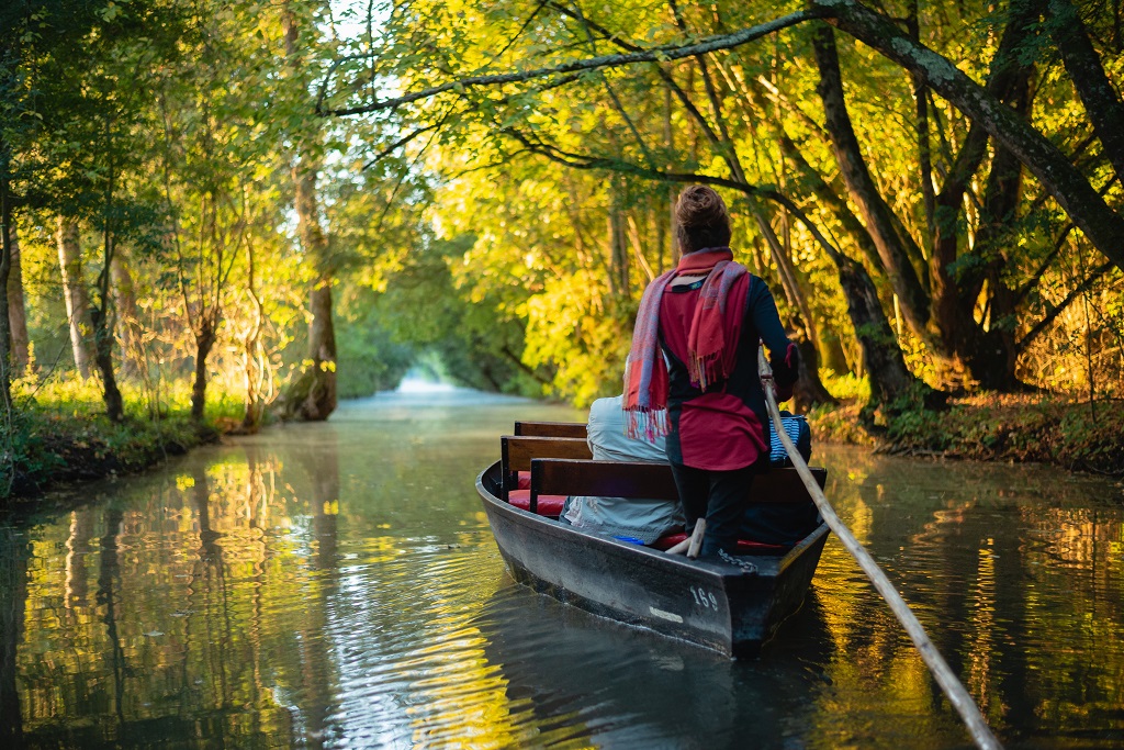 Embarcadère sur la Venise Verte au Mazeau, en Vendée, avec l’eau et les barques au premier plan