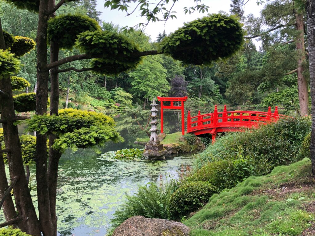 Parc oriental de Maulévrier avec vue sur un fameux torii japonais au milieu de la verdure
